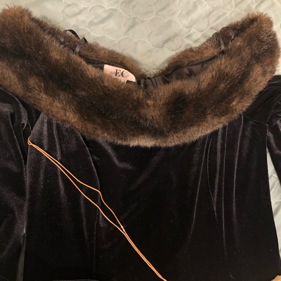 ELEGANT VELVET AND FAUX FUR OFF THE SHOULDER FULL LENGTH GOWN - Picture 3 of 16